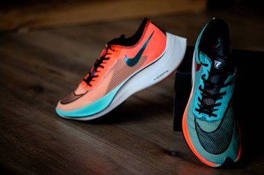 Bangkok, Tayland, 7 Mart. 2020: Nike koşu ayakkabıları Buharsinek Sonraki%. Tartışmalı atletizm maratonu ayakkabısı, Ethe Color versiyonu, Zoom köpüğü ve Nike Flyknit uyarıcıları hakkında detaylı görüş,