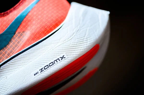 3月7日 泰国曼谷 2020年 耐克跑鞋蒸腾飞 有争议的田径马拉松鞋 Ekiden Color版 Zoom泡沫和Nike Flyknit编织机的详细视图 — 图库照片