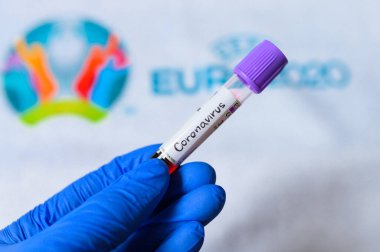 Madrid, İspanya, Mart. - Sekiz. 2020: Coronavirus pozitif kan testi ve futbol turnuvası logosu Uefa Euro 2020