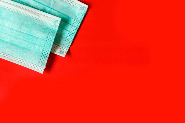 Máscara Protección Máscara Quirúrgica Para Virus Protección Sobre Fondo Rojo — Foto de Stock