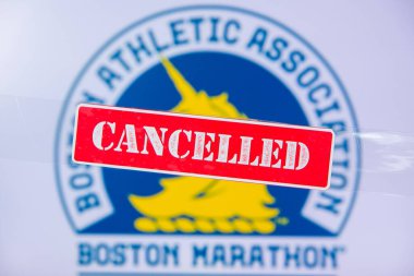 Boston, Amerika Birleşik Devletleri, Mart. 16 yaşında. 2020: Boston Maratonu iptal edildi ya da Coronavirus Covid-19 nedeniyle ertelendi. Kırmızı başlık İptal edildi ve arkaplan