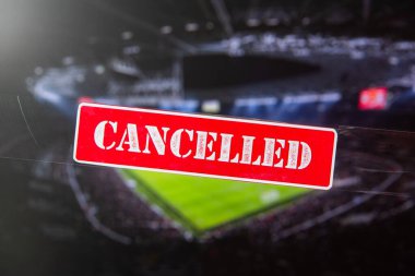 Madrid, İspanya, Mart. 16 yaşında. 2020: Futbol Stadyumu, Futbol Maçı iptal edildi veya Coronavirus Covid-19 nedeniyle ertelendi. Kırmızı başlık İptal edildi ve arkaplan