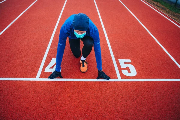 Löpare Med Medicinsk Mask Coronavirus Pandemi Covid Europa Sport Aktivt — Stockfoto