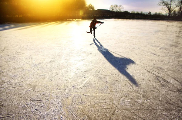 Joueur Hockey Sur Glace Naturelle Dans Lumière Soir — Photo