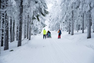 Kışın kar motosikletli adamlar