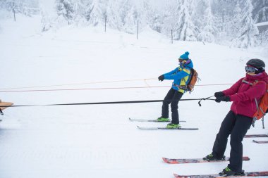 Snowboardcu, kışın minimalizm fotoğrafı