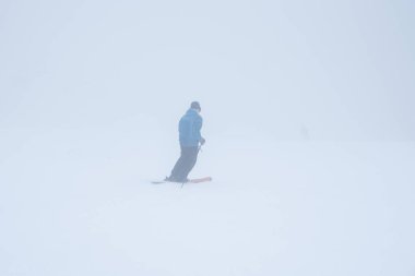 Beyaz kış doğasında kayak gezisi. Arka planda sisli manzara