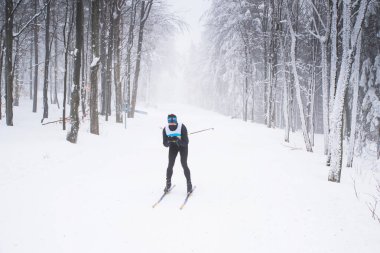 Beyaz kış doğasında profesyonel İskandinav kayakçı