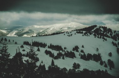 Dağlardaki karanlık kış manzarası