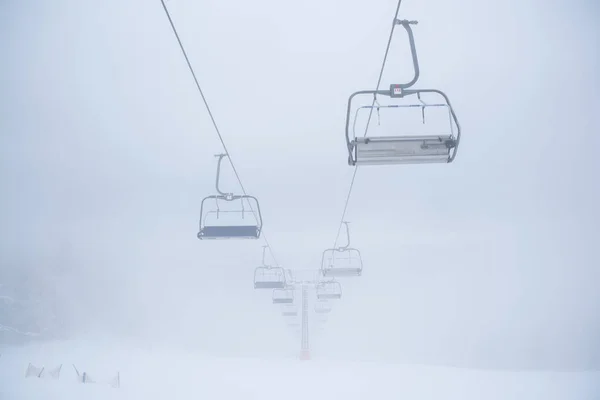 Skilift Stoelen Witte Achtergrond Skigebied — Stockfoto