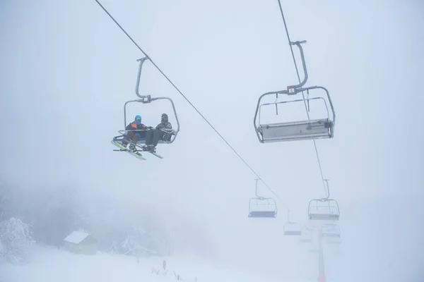 Skilift Kayakçılar Siluet Beyaz Arkaplan — Stok fotoğraf