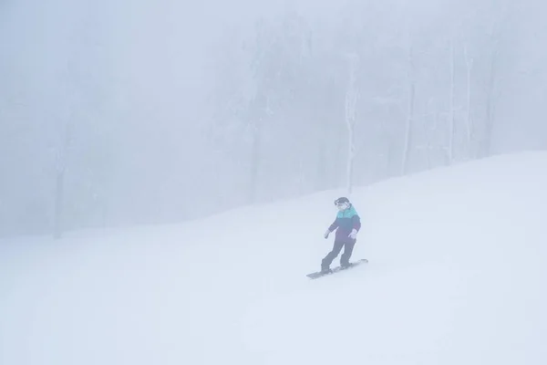 Jazda Snowboardzie Białej Zimowej Naturze — Zdjęcie stockowe