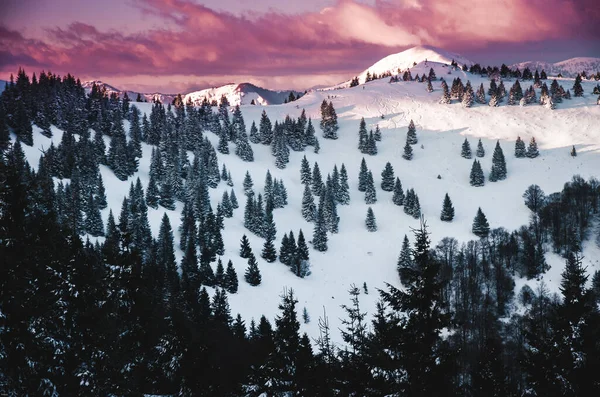 スキー場の白い冬の山 背景に美しい夕日の空 — ストック写真