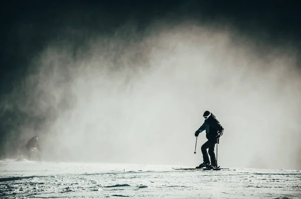 Sciatore Una Natura Invernale Buia — Foto Stock