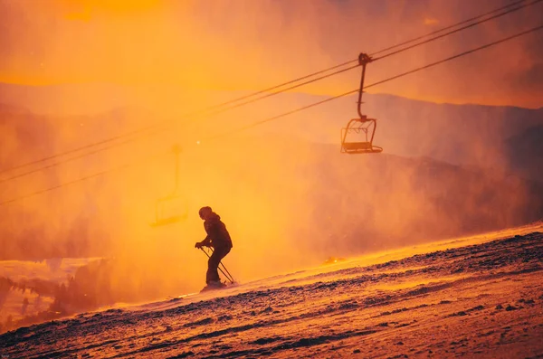 Lyžař Ohni Alone Man Ski Lyžařském Středisku Barevné Západ Slunce — Stock fotografie