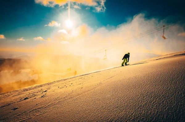 Sylwetka Snowboardzisty Ośrodku Zimowym Kolorowe Zachody Słońca Niebo Tle — Zdjęcie stockowe