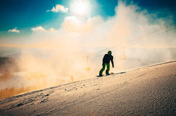 Snowboarder Maschile Nella Stazione Sciistica — Foto Stock