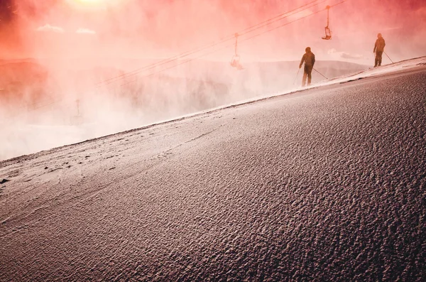 Lyžař Čisté Zimní Louce Červený Západ Slunce Pozadí — Stock fotografie