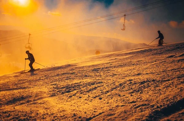 Güzel Dağ Günbatımında Bir Adam Kış Manzarası Kar Arka Planı — Stok fotoğraf