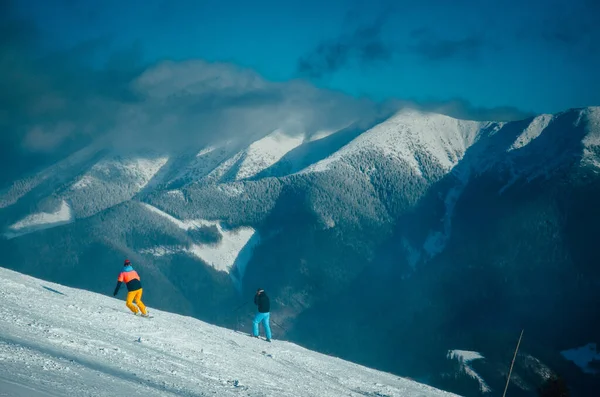 Kış Dağlarında Snowboardcular — Stok fotoğraf