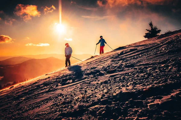 Hombre Mujer Esquian Juntos Naturaleza Invernal Par Fotos Deportivas Esquí — Foto de Stock