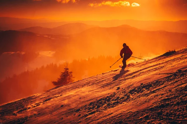Turuncu Kış Sporu Fotoğrafı Kayak Merkezinde Kayakçı — Stok fotoğraf