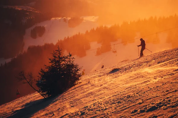 Tepenin Üstünde Bir Kayakçı Silüeti Spor Aktif Yaşam — Stok fotoğraf