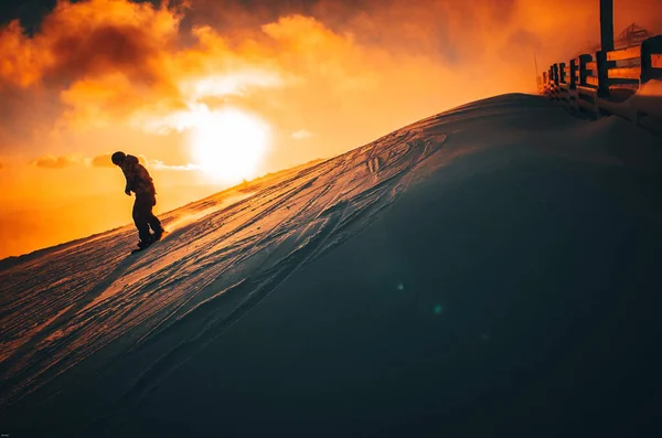 Snowboarder Estação Esqui Inverno Pôr Sol Fundo — Fotografia de Stock