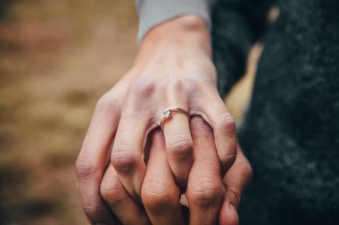 Teklif yüzüğü, iki el bir arada.