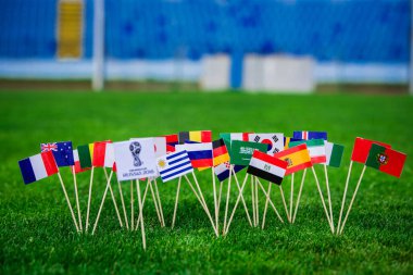 MOSCOW, RUSSIA - Nisan, 24, 2018: Rusya 'da FIFA Dünya Kupası resmi logosu. Futbol ve arka planda gol. Yeşil çimen, konsept fotoğraf, düzenleme alanı.