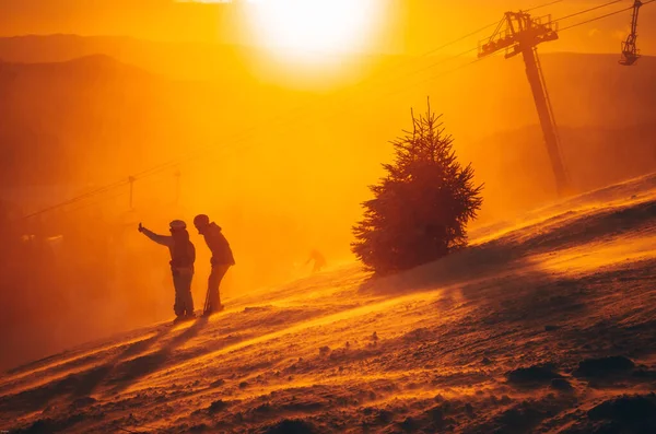 Paisaje Invernal Con Pinos Nevados Impresionante Puesta Sol Cárpatos —  Fotos de Stock