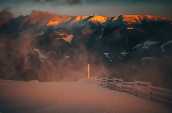 Oranžový Západ Slunce Zimních Horách — Stock fotografie