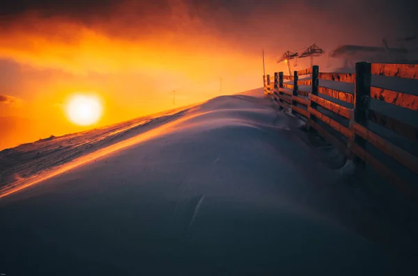 Hermoso Atardecer Invierno Estación Esquí Paisaje Invernal Luz Naranja Atardecer —  Fotos de Stock