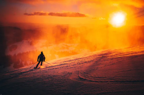 Muž Lyžování Lyžařském Středisku Fotka Zimního Sportu Oranžové Světlo Západu — Stock fotografie