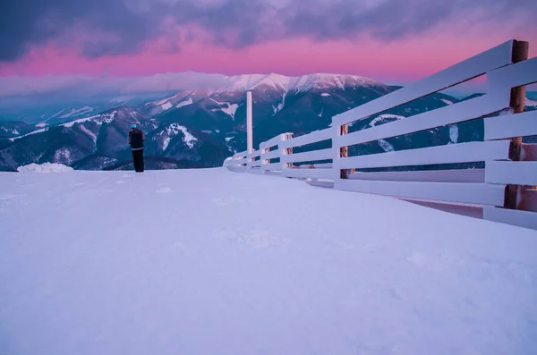 美しい白い冬の山々 背景にカラフルな紫色の夕日 クリスマスの時間の風景 スペースを編集 — ストック写真