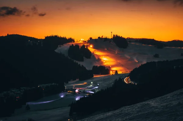 Gece Kayak Merkezinde Günbatımı Gökyüzü Kış Fotoğrafı Düzenleme Alanı — Stok fotoğraf