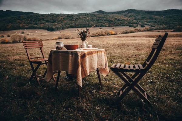 Foto Cor Vintage Mesa Preparada Para Almoço Outono Natureza Piquenique — Fotografia de Stock