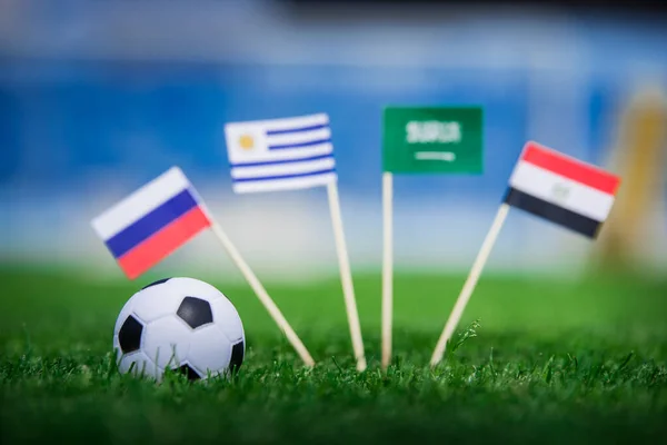 ロシア サウジアラビア エジプト ウルグアイの国旗 サッカースタジアムの緑の芝生の上の旗 — ストック写真