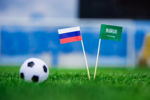 Государственный Флаг России Саудовской Аравии Футбольном Поле Футбольный Мяч Зеленой — стоковое фото