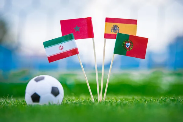 ポルトガル スペイン モロッコ Irイランの国旗 サッカースタジアムの緑の芝生の上の旗 — ストック写真