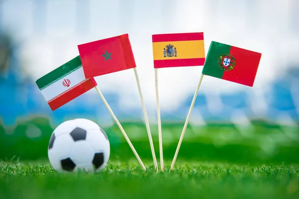 ポルトガル スペイン モロッコ Irイランの国旗 サッカースタジアムの緑の芝生の上の旗 — ストック写真