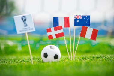 MOSCOW, RUSSIA - APRIL, 24, 2018: C Grubu - Fransa, Avustralya, Peru, Danimarka ulusal bayrakları ve Rusya 'da FIFA Dünya Kupası 2018 resmi logosu. Beyaz arkaplan, boşluğu düzenle.