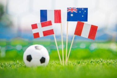 Ulusal Fransa Bayrakları, Avustralya, Peru, Danimarka. Futbol stadyumunda yeşil çimlerin üzerinde bayraklar