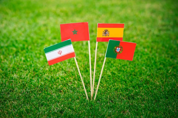 Εθνικές Σημαίες Πορτογαλίας Ισπανίας Μαρόκου Ιράν Σημαίες Στο Πράσινο Γρασίδι — Φωτογραφία Αρχείου