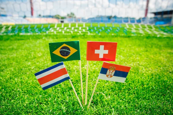 Brasil Suíça Costa Rica Sérvia Bandeiras Nacionais Grama Verde Estádio — Fotografia de Stock