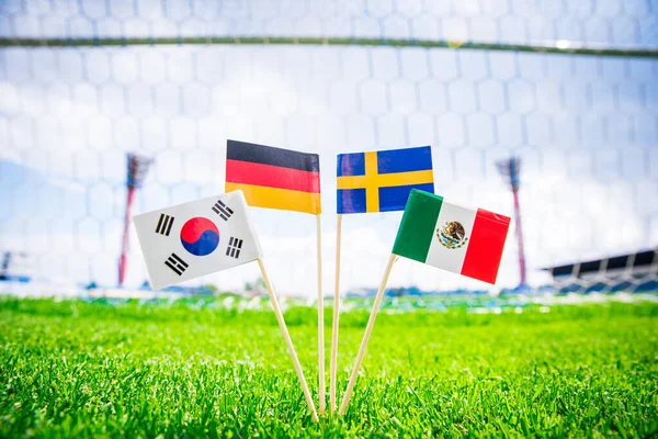 ドイツ メキシコ スウェーデン サッカースタジアムの緑の芝生の上の国旗 — ストック写真