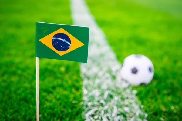 Εθνική Σημαία Της Βραζιλίας Και Μπάλα Ποδοσφαίρου Στο Πράσινο Γρασίδι — Φωτογραφία Αρχείου