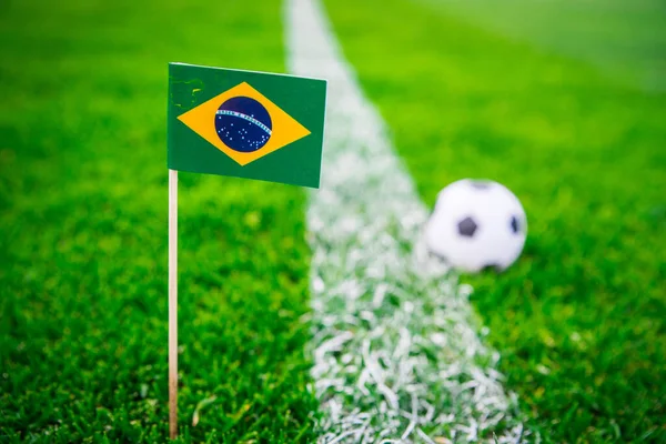 Brezilya ulusal bayrağı ve futbol topu yeşil çimlerin üzerinde. Hayranlar, fotoğrafı destekleyin, alanı düzenleyin