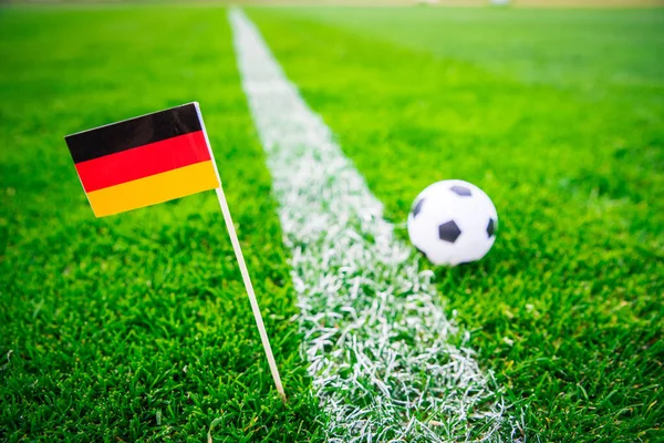 Almanya Ulusal Bayrağı Futbol Topu Yeşil Çimlerin Üzerinde Hayranlar Fotoğrafı — Stok fotoğraf