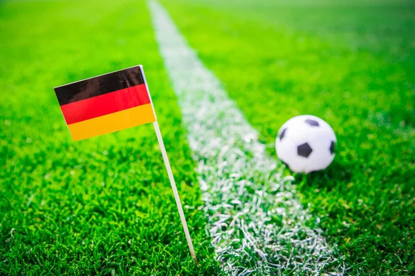 Немецкий Национальный Флаг Футбольный Мяч Зеленой Траве Вентиляторы Поддержка Фото — стоковое фото